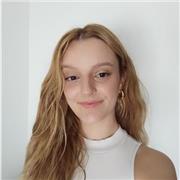 Chica joven imparte clases particulares de Valenciano